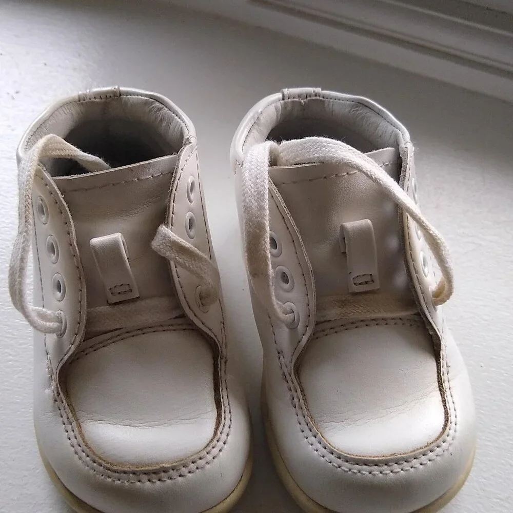 Strike Rite shoes size 5.5 White used